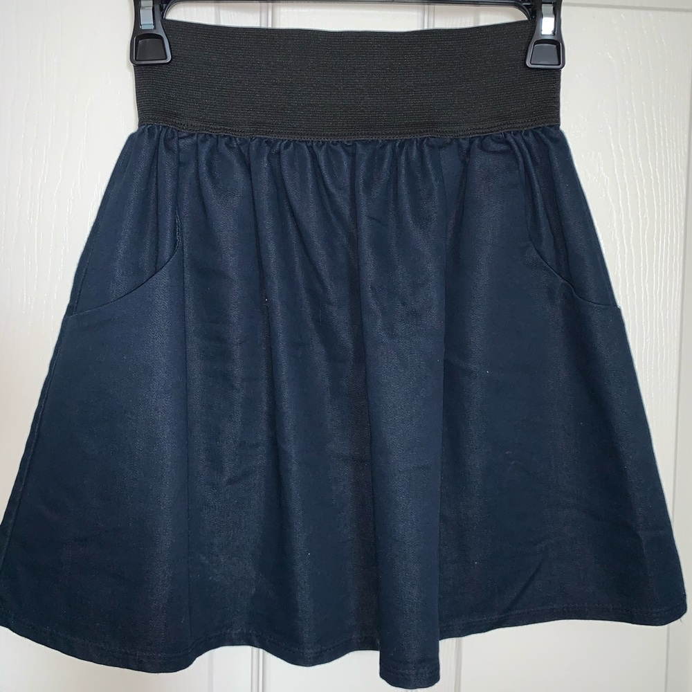 *FRENCH ATMOSPHERE* NAVY SKIRT WITH POCKETS!